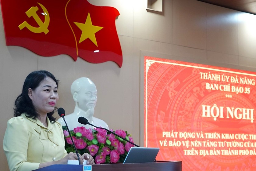 Bà Mai Thị Thu - Phó Trưởng ban Ban Tuyên giáo Thành ủy Đà Nẵng thông báo thể lệ cuộc thi.