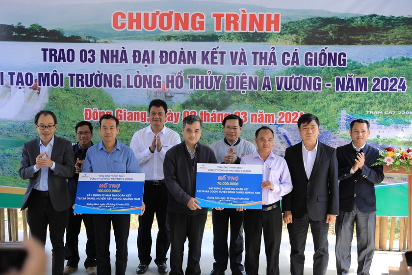 Trao tặng kinh phí xây dựng 3 nhà đại đoàn kết tại xã Dang và xã MaCooih.