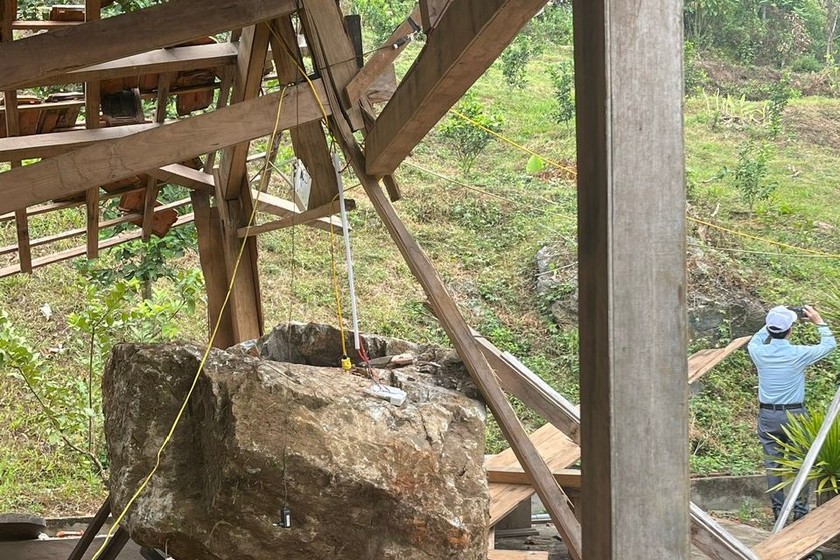 Tảng đá gần 4 tấn rơi xuống làm sập nhà người dân ở Quảng Nam.