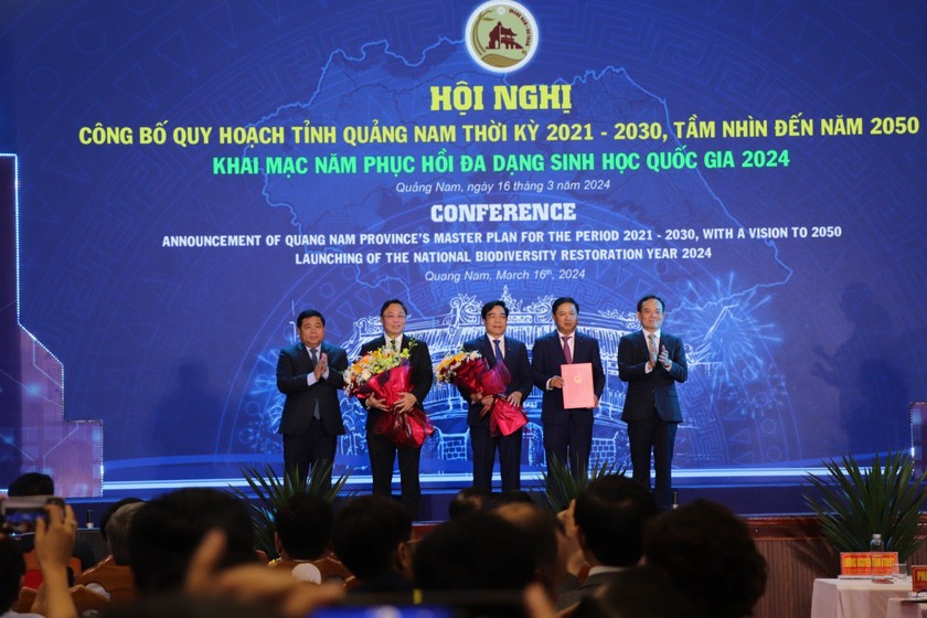 Phó Thủ tướng Trần Lưu Quang trao quyết định của Thủ tướng Chính phủ về phê duyệt Quy hoạch tỉnh Quảng Nam thời kỳ 2021-2030, tầm nhìn đến năm 2050 cho lãnh đạo tỉnh Quảng Nam.
