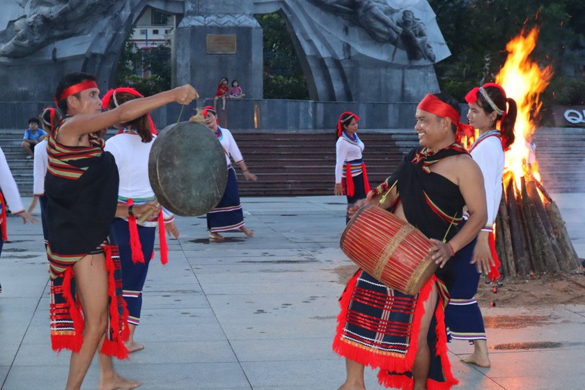 Anh Hồ Văn Xu (bên phải) đang biểu diễn trống cùng với thành viên Câu lạc bộ bảo tồn văn hóa dân tộc Cor.