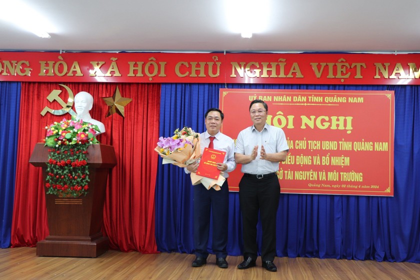Chủ tịch UBND tỉnh Quảng Nam Lê Trí Thanh trao quyết định bổ nhiệm cho ông Bùi Ngọc Ảnh.