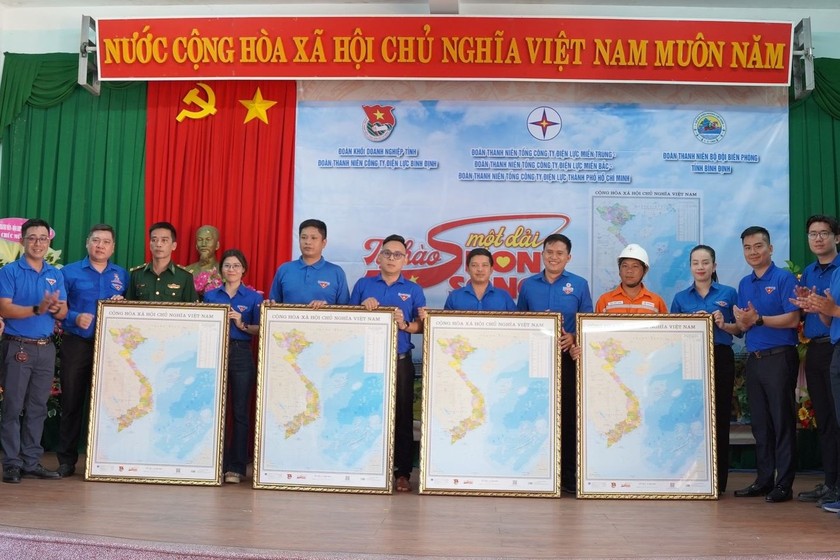 Đoàn Thanh niên các đơn vị trao tặng 05 bản đồ địa lý Việt Nam cho Bộ đội Biên phòng và xã đảo.