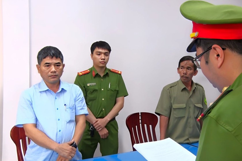 Cảnh sát đọc quyết định khởi tố, tạm giam Nguyễn Phạm Trọng Nghĩa. 