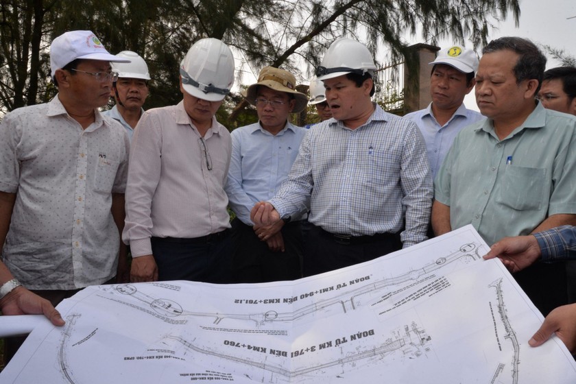 Phó Chủ tịch UBND tỉnh Quảng Ngãi Trần Phước Hiền (thứ 4 từ phải sang) kiểm tra Khu kinh tế Dung Quất vào ngày 10/4. 
