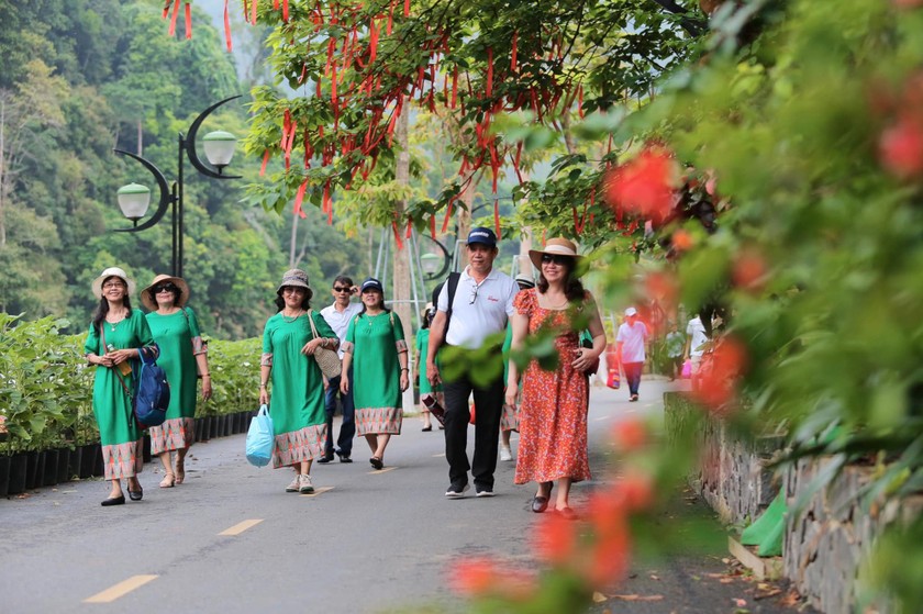 Khu du lịch sinh thái Cổng Trời Đông Giang trở thành điểm đến hấp dẫn trong dịp lễ 30/4.