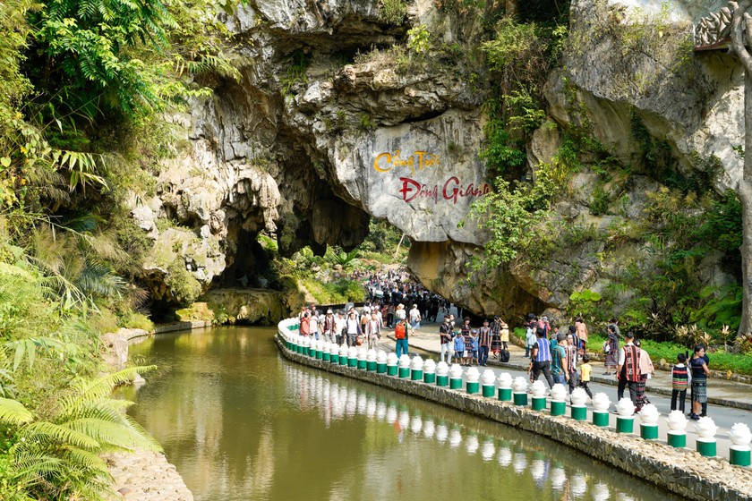 Rất đông du khách tham quan khu du lịch sinh thái Cổng Trời Đông Giang.