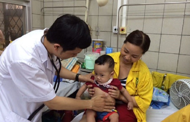 Bác sĩ khoa Nhi (BV Bạch Mai) khám, dặn dò bệnh nhân sởi trước khi xuất viện