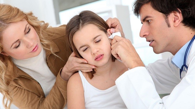 5 cách giúp bé giảm cơn đau khi bị nhiễm trùng tai