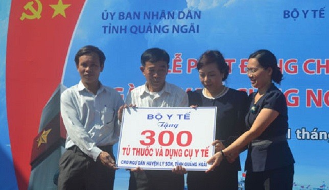 Bộ trưởng Bộ Y tế Nguyễn Thị Kim Tiến (thứ 2 từ phải qua) tặng biểu trưng 300 tủ thuốc và dụng cụ y tế cấp cứu ban đầu cho đại diện lãnh đạo huyện Lý Sơn và các nghiệp đoàn nghề cá