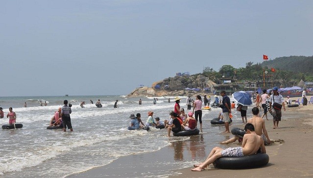 Bãi biển Sầm Sơn thu hút rất nhiều khách du lịch