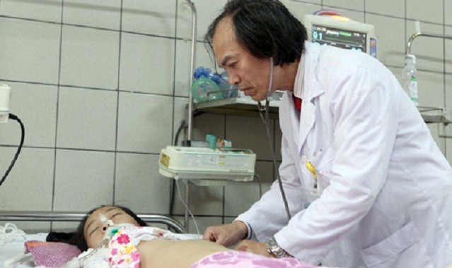 Bệnh nhi bị viêm màng não điều trị tại BV Bạch Mai