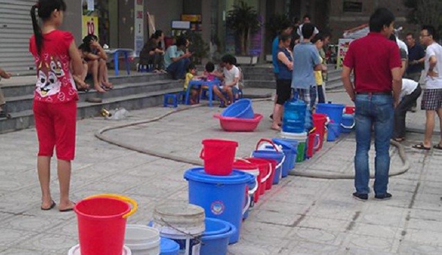 Tình trạng mất nước tại nhiều khu đô thị khiến người dân phải xếp hàng, dùng xô, chậu để đi hứng nước
