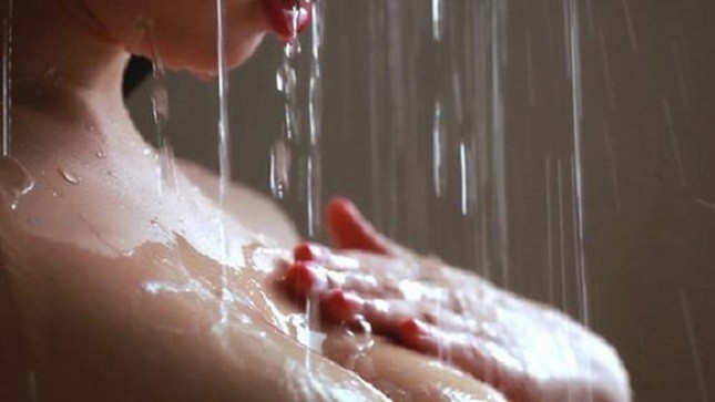 Quảng cáo sữa tắm với hình ảnh khiêu dâm của người mẫu Ngọc Trinh