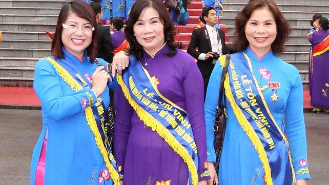 Doanh nhân Nguyễn Thị Thanh (ở giữa)