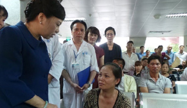 Bộ trưởng Tiến thăm hỏi bệnh nhân chờ khám tại BV Nội tiết cơ sở 2