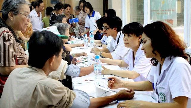 Khám, tư vấn về phòng, chống tăng huyết áp cho người dân ở Hà Nội