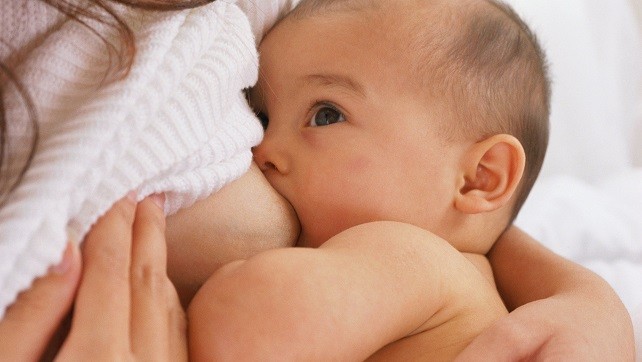 Sữa mẹ là điều duy nhất trẻ cần trong 6 tháng đầu đời