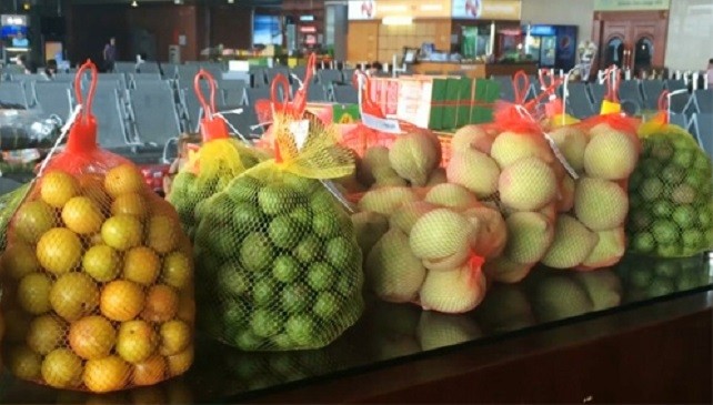 Nhiều loại hoa quả ghi nhãn đặc sản miền Bắc được bán tại sân bay Nội Bài