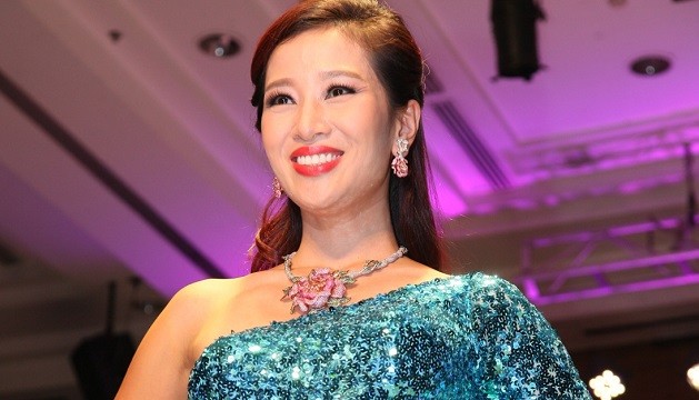 Á hậu quý bà Thu Hương “sang chảnh” với bộ trang sức 3 tỷ