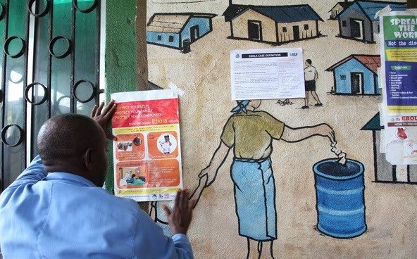 Người dân Liberia đọc thông báo về dịch bệnh Ebola tại một trung tâm y tế cộng đồng ở Monrovia