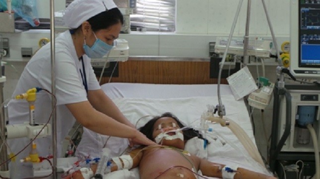 Bệnh nhi ngụ tại Bình Phước đang được cấp cứu tích cực