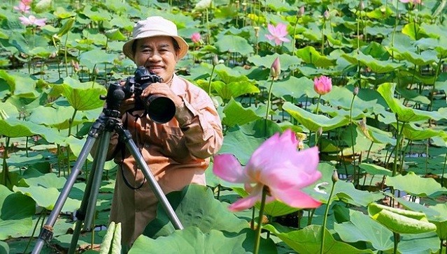 Ở tuổi gần 70, nhiếp ảnh gia Trần Bích vẫn sẵn sàng ngụp lặn tại các hồ sen để sáng tác nghệ thuật