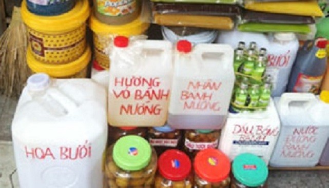 Nguyên liệu làm bánh trung thu bày bán trên phố Hàng Buồm (Hoàn Kiếm, Hà Nội)