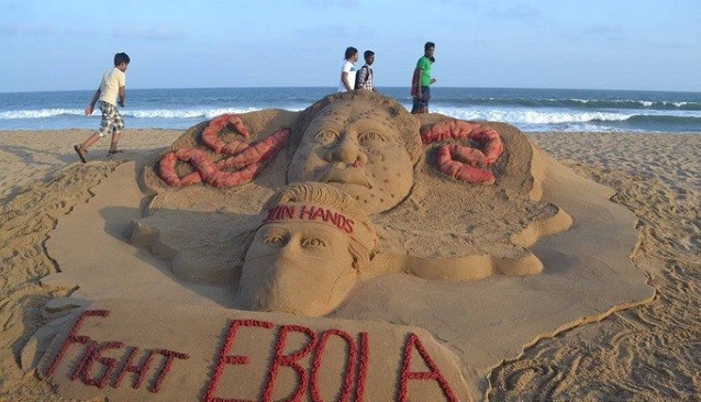 Tác phẩm điêu khắc trên cát mang ý nghĩa nâng cao nhận thức cộng đồng trong việc chống lại dịch Ebola