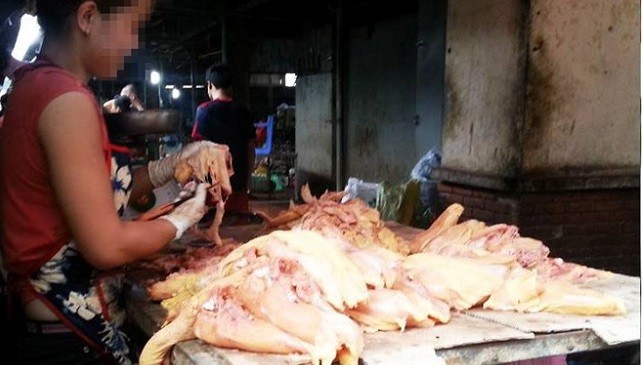 Da gà đang được lọc riêng để bán giá 10.000 đồng/kg, người bán cho biết, các nhà hàng và quán bún phở mua về làm món mọc