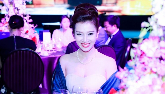 Á hậu quý bà Thu Hương nổi bật trong đêm tiệc dành cho doanh nhân 