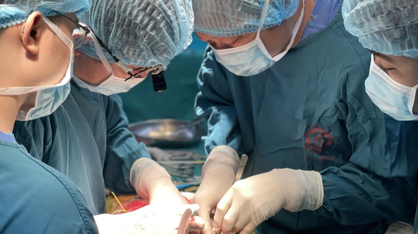 Bệnh viện Bạch Mai cứu sống cháu bé bị chấn thương gan, thận nặng và hiếm gặp