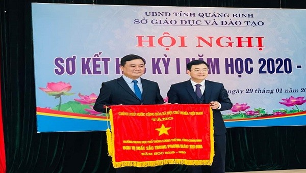 Lãnh đạo Sở GD-ĐT Quảng Bình trao cờ thi đua của Chính phủ cho Trường THPT Lương Thế Vinh.