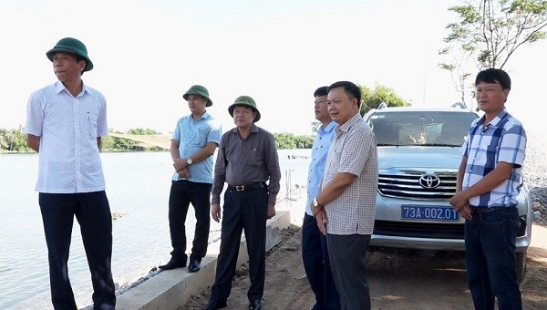 Ông Đoàn Minh Thọ, Chủ tịch UBND thị xã Ba Đồn (thứ 3 từ trái sang) kiểm tra xây dựng bờ kè tại xã Quảng Minh.