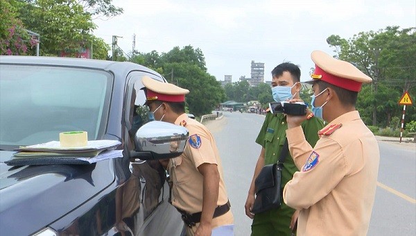 CSGT Công an huyện Cam Lộ cưỡng chế đưa tài xế từ chối kiểm tra nồng độ cồn ra khỏi xe sau gần 3 tiếng cố thủ.