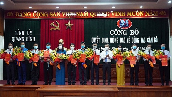 Bí thư Tỉnh ủy Quảng Bình tặng hoa chúc mừng 12 công chức được điều động, bổ nhiệm.