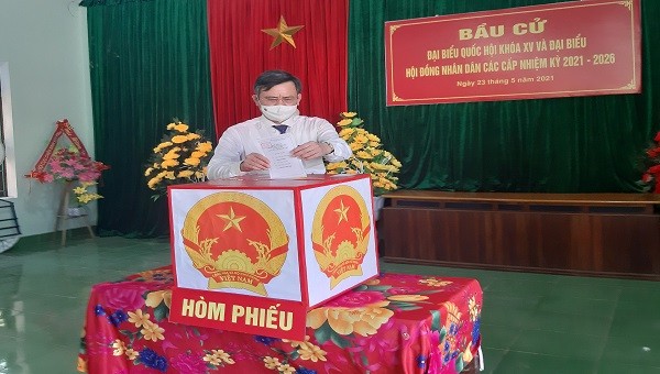 Ông Trần Thắng - Phó Bí thư Tỉnh ủy, Chủ tịch UBND tỉnh bỏ phiếu tại khu vực bỏ phiếu số 3 phường Ba Đồn, TX Ba Đồn.