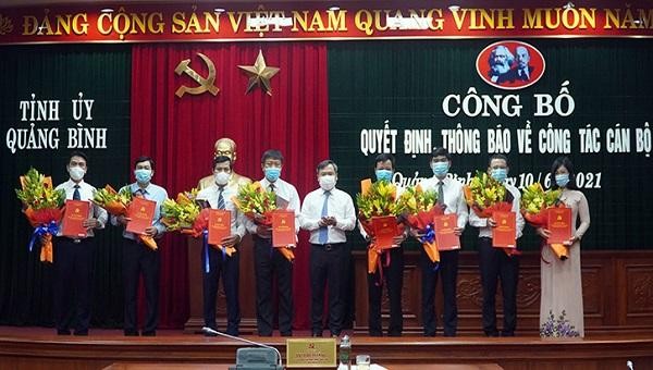 Bí thư Tỉnh ủy Vũ Đại Thắng trao quyết định và tặng hoa chúc mừng 8 công chức vừa được bổ nhiệm.