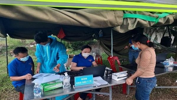 Khai báo y tế tại chốt phòng, chống dịch COVID-19 khi vào Quảng Bình.