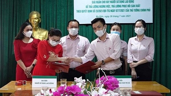 Công ty TNHH Thương mại và Dịch vụ Truyền thông Phú Mạnh là đơn vị đầu tiên được ký kết hợp đồng tín dụng tại thị xã Ba Đồn.