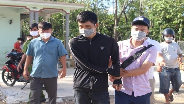 Đối tượng Thái Khắc Tú (áo đen) bị bắt khi đang tàng trữ hơn 3000 viên ma túy.