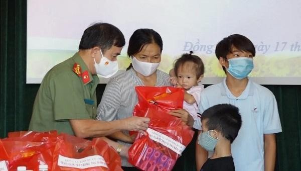 Tận tay trao những món quà ý nghĩa đối với các cháu nhỏ tại Làng SOS tỉnh Quảng Bình