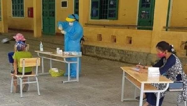 Lực lượng chức năng lấy mẫu xét nghiệm cho các em học sinh trường tiểu học xã Cam Thủy (huyện Cam Lộ, Quảng Trị)
