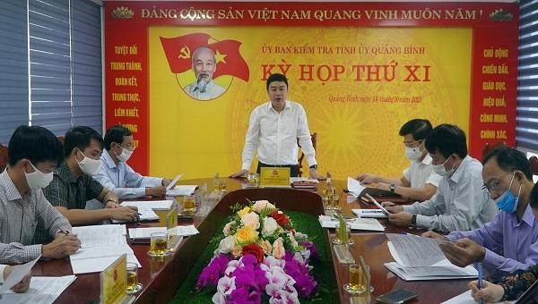 Ông Đinh Hữu Thành Chủ nhiệm UBKT Tỉnh ủy Chủ trì phiên họp thứ 11 (Ảnh Báo Quảng Bình)