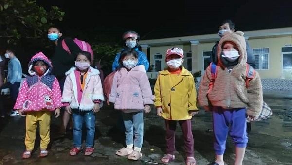 Nhiều học sinh lớp 1 Trường TH Sơn Hóa phải đi cách ly trong đêm