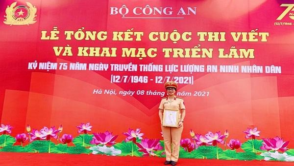 Thiếu tá Hoàng Thị Lan Hương nhận Bằng khen Giải B của Bộ Công an năm 2021