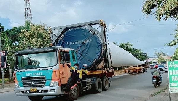 Xe vận chuyển cánh quạt về các dự án điện gió trên địa bàn huyện Hướng Hóa (Quảng Trị)