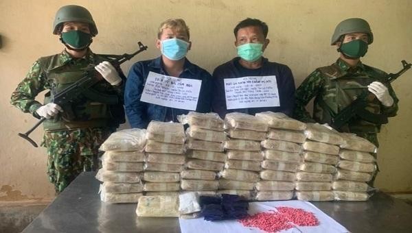 Hai đối tượng người Lào cùng 304.000 viên ma túy tổng hợp đã bị bắt giữ