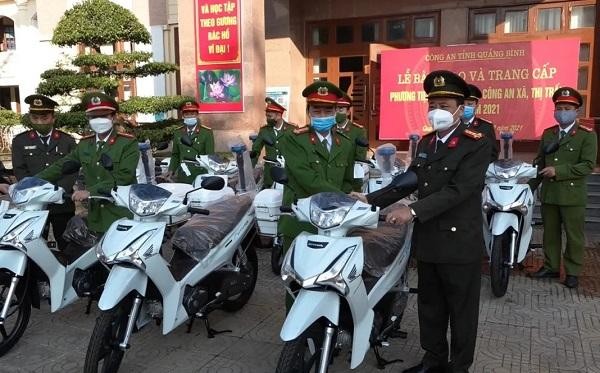 Đại tá Lê Văn Hóa, Phó Giám đốc Công an tỉnh Quảng Bình bàn giao phương tiện mô tô chuyên dụng cho Công an huyện Minh Hóa.