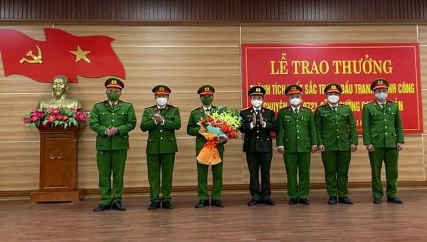 Đại tá Nguyễn Tiến Nam, Giám đốc Công an tỉnh thưởng và tặng hoa chúc mừng ban Chuyên án.